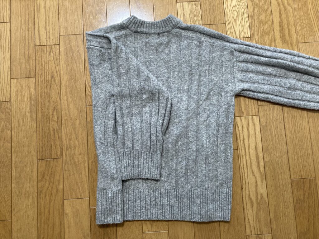 厚手の服を薄くたたむ方法