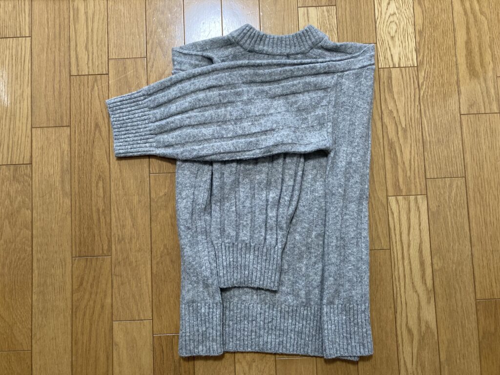 厚手の服を薄くたたむ方法