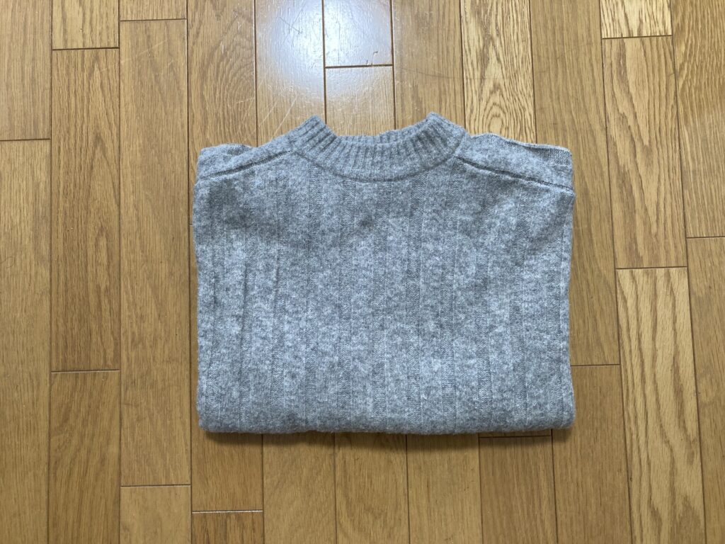 厚手の服を薄くたたむ方法