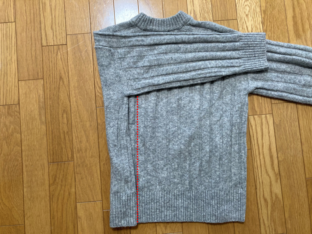 厚手の服を薄くたたむ方法